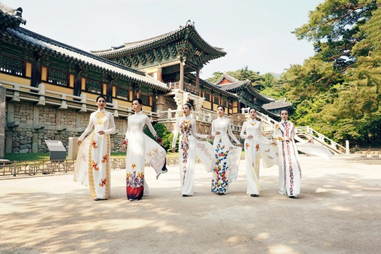 Bộ sưu tập mang ý nghĩa giới thiệu đến bạn bè quốc tế về một Việt Nam tươi đẹp , bình an và hạnh phúc. 6