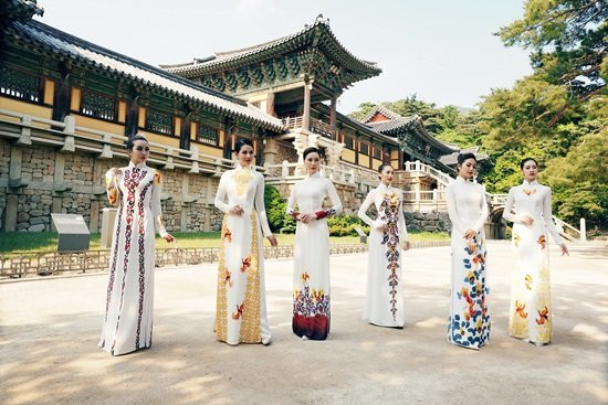 Đây là chương trình đánh dấu kỷ niệm 25 năm thiết lập quan hệ ngoại giao giữa Việt Nam và Hàn Quốc (9/1992-2017) diễn ra vào ngày 20 - 21/5 tại Công viên Lễ hội văn hóa Thế giới Gyeongju. Đây là chương trình đánh dấu kỷ niệm 25 năm thiết lập quan hệ ngoại giao giữa Việt Nam và Hàn Quốc (9/1992-2017) diễn ra vào ngày 20 - 21/5 tại Công viên Lễ hội văn hóa Thế giới Gyeongju.