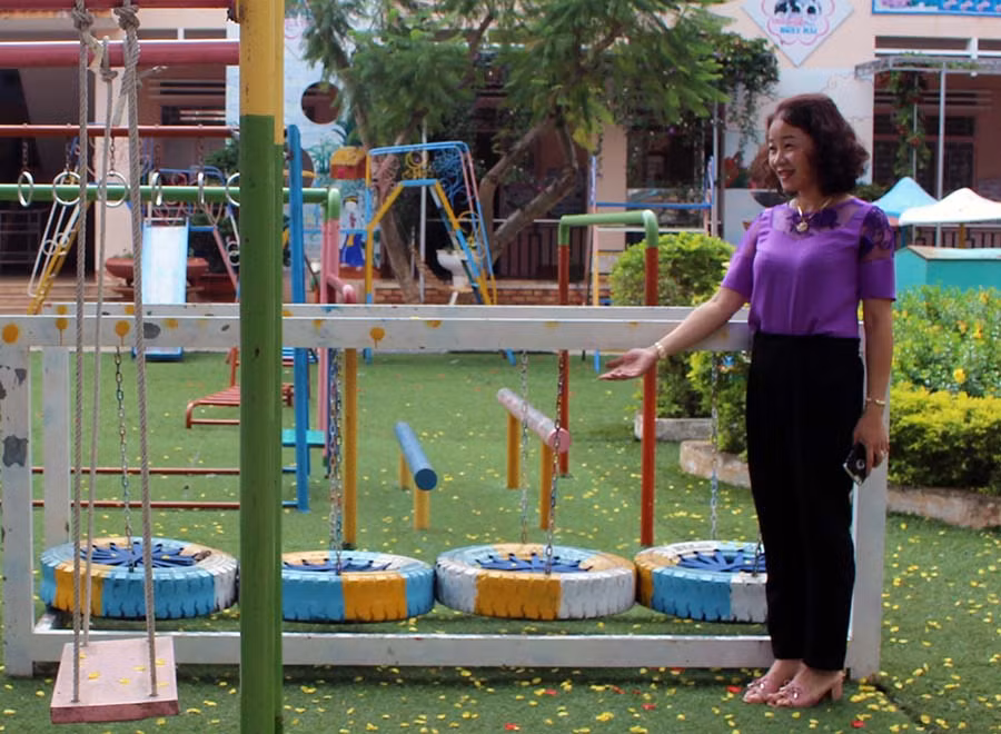  Trường Mầm non Hoa Hồng trải thảm cỏ ở khu vui chơi để hạn chế thương tích cho trẻ. Ảnh: N.G