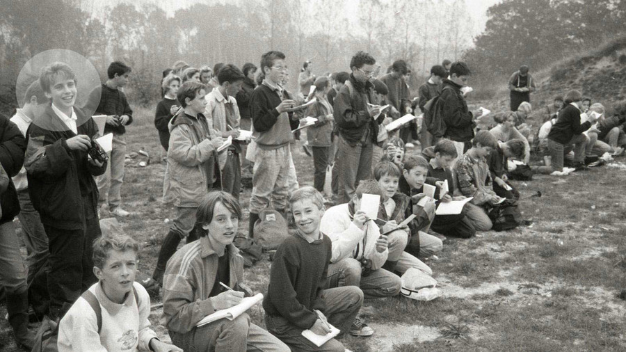  Macron (khoanh tròn) trong một chuyến dã ngoại vào tháng 9-1990.