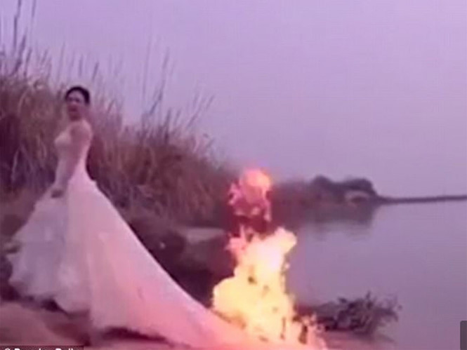 Cô dâu tạo dáng với chiếc váy cưới đang bốc cháy