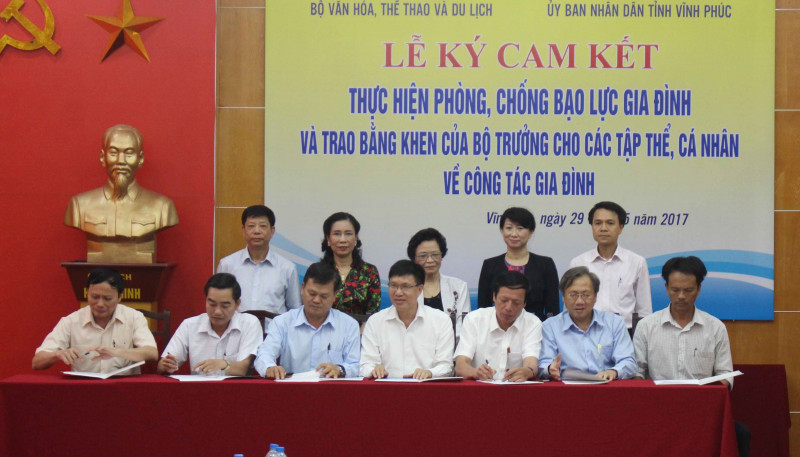 21 tỉnh, thành phố tham gia ký kết "Từng bước ngăn chặn và giảm dần số vụ bạo lực gia đình trên phạm vi địa bàn quản lý". 21 tỉnh, thành phố tham gia ký kết