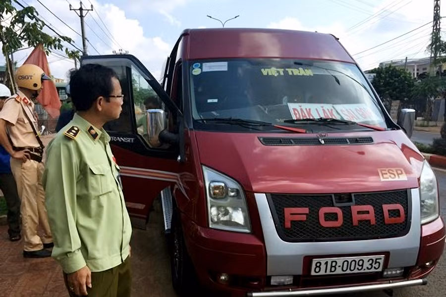 Lực lượng chức năng kiểm tra phát hiện thuốc lá nhập lậu trên xe ô tô khách: Ảnh N.H