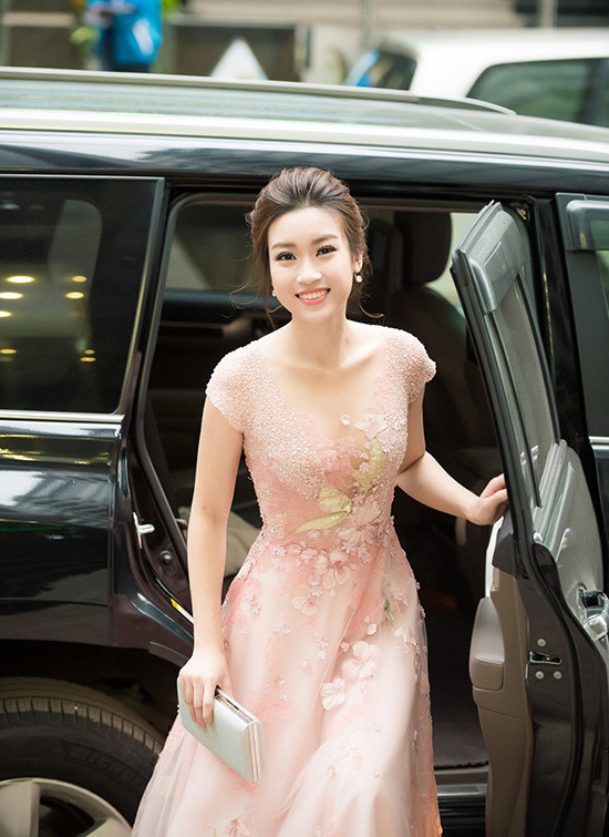 Người đẹp xuất hiện tại một sự kiện thời trang với bộ váy hồng bồng bềnh xinh như búp bê.