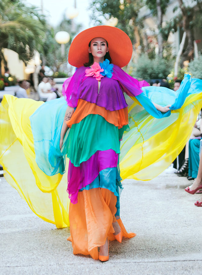 Siêu mẫu Hoàng Yến luôn được các NTK tin tưởng giao cho những thiết kế ấn tượng, bởi kỹ năng catwalk thượng thừa của cô.