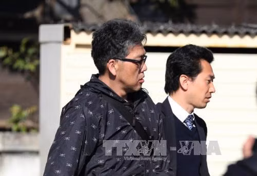 Nghi phạm Yasumasa Shibuya (trái) được áp giải tới đồn cảnh sát ở Abiko, tỉnh Chiba ngày 14-4.