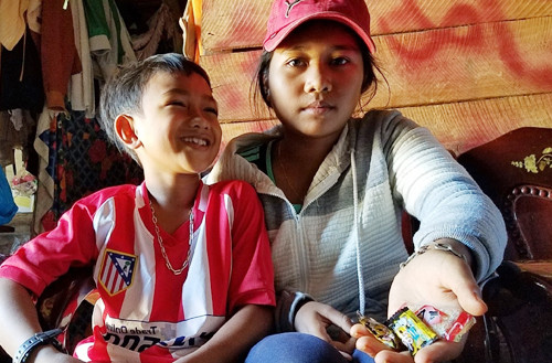 Chị em bé H’Quỳnh Byă và kẹo của nhóm người lạ khiến nhiều người nhập viện.