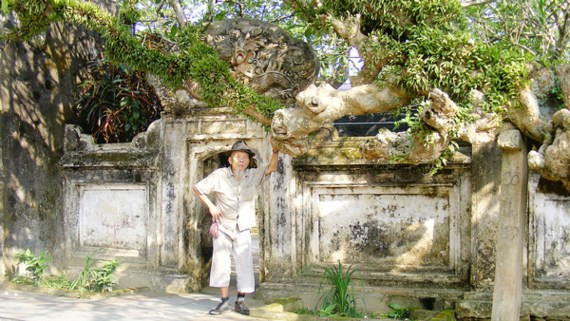 Cụ Phạm Hồng Nê bên cây đại cổ thụ trước đền thờ danh nhân Lý Thường Kiệt. Cụ Phạm Hồng Nê bên cây đại cổ thụ trước đền thờ danh nhân Lý Thường Kiệt.