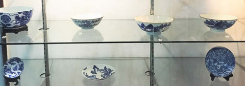 Các cổ vật chén, hũ men ngọc và các loại bình điếu, bình vôi... rất có giá trị Các cổ vật chén, hũ men ngọc và các loại bình điếu, bình vôi... rất có giá trị