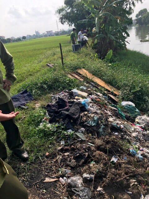 Cảnh sát khám nghiệm nơi nghi phạm rạch bụng nạn nhân. Ảnh: Đ.B/Zing 3