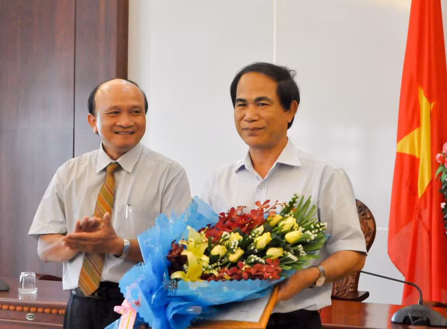 Đồng chí Nguyễn Đình Tiến trao tặng Huy hiệu 30 năm tuổi Đảng cho đồng chí Võ Ngọc Thành. Ảnh: Trần Dung