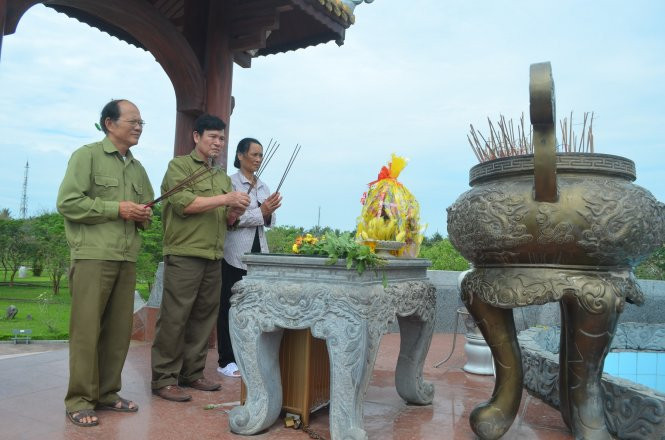 Ông Bình (trái) thắp hương cho đồng đội hi sinh tại đài tưởng niệm thành cổ Quảng Trị. Ông Bình (trái) thắp hương cho đồng đội hi sinh tại đài tưởng niệm thành cổ Quảng Trị.
