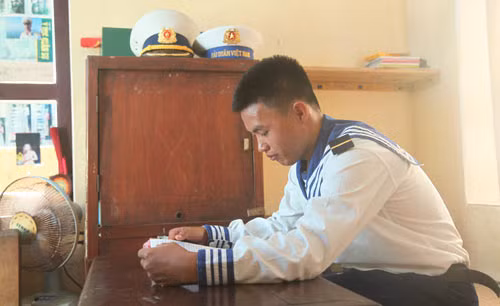 Chiến sĩ trẻ Nguyễn Hữu Nghĩa đã đỗ đại học trước khi nhập ngũ, làm lính hải quân. Ảnh: T.H