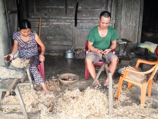 Nhiều gia đình lấy nghề vót đũa làm nghề chính. Ảnh: Mai Ka Anh Đoàn Văn Hải lấy nghề vót đũa làm nghề chính của gia đình. Ảnh: Mai Ka