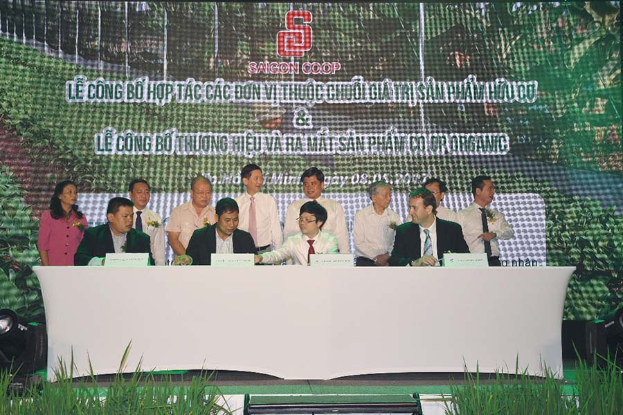 Đại diện Saigon Co.op và các đơn vị sản xuất nông nghiệp hữu cơ ký kết hợp tác. Ảnh: H.L Đại diện Saigon Co.op và các đơn vị sản xuất nông nghiệp hữu cơ ký kết hợp tác. Ảnh: H.L