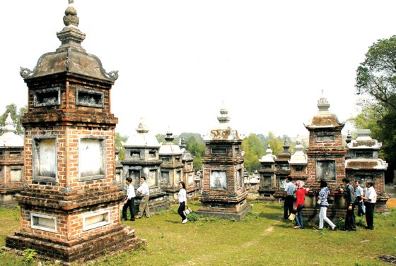 Vườn mộ tháp cổ chùa Bổ Đà Vườn mộ tháp cổ chùa Bổ Đà