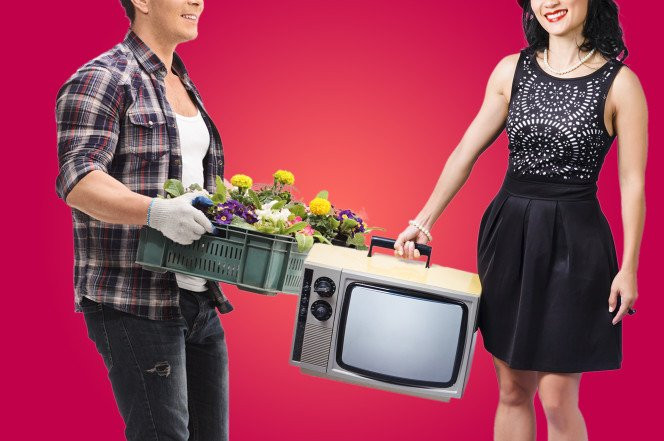 Với những khó khăn tài chính đang gặp phải, việc đổi đồ hữu dụng hơn rất nhiều với những người trẻ so với việc bán đi mua lại. Với những khó khăn tài chính đang gặp phải, việc đổi đồ hữu dụng hơn rất nhiều với những người trẻ so với việc bán đi mua lại.