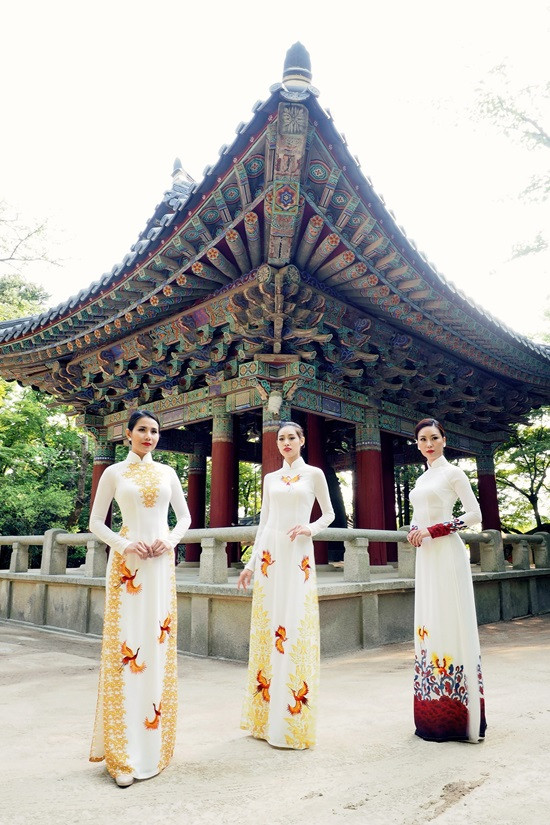 Là nhà thiết kế Việt Nam duy nhất tham gia chương trình, NTK Thuận Việt đã giới thiệu đến khán giả Hàn Quốc bộ sưu tập mới nhất của mình với tên gọi Hương Sắc Việt Nam. Là nhà thiết kế Việt Nam duy nhất tham gia chương trình, NTK Thuận Việt đã giới thiệu đến khán giả Hàn Quốc bộ sưu tập mới nhất của mình với tên gọi Hương Sắc Việt Nam.