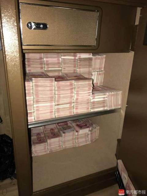 Két sắt chứa ngập tiền. Két sắt chứa ngập tiền.