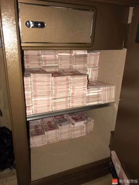 Két sắt chứa ngập tiền.