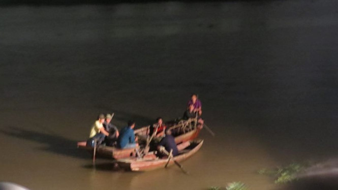 Lực lượng chức năng tìm kiếm nạn nhân mất tích suốt đêm.