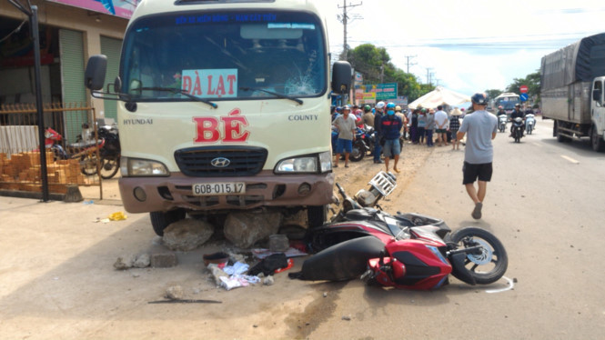 Xe khách chỉ dừng lại khi cán lên hai xe máy và một tảng bê tông bên đường