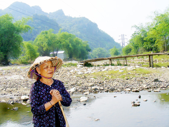 Bà Vi Thị Mậu ở bản Thắm (xã Châu Cường) trên dòng Nậm Huống cạn trơ đáy, ngổn ngang đất đá