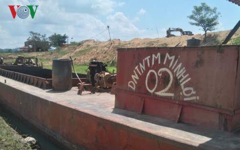 Mọi thứ trên tàu cát ở Tây Nguyên đều không theo quy định.