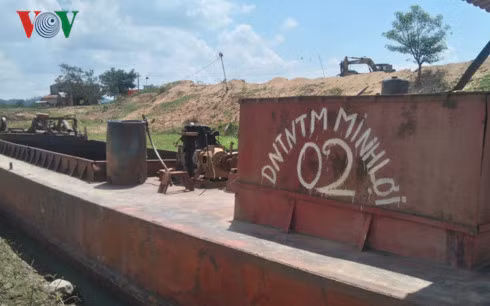 Mọi thứ trên tàu cát ở Tây Nguyên đều không theo quy định.