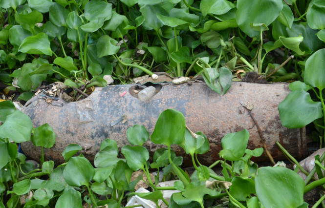 Quả bom dài gần 2 mét, đường kính khoảng 50 cm, nằm ngay cầu dẫn xuống phà. Quả bom dài gần 2 mét, đường kính khoảng 50 cm, nằm ngay cầu dẫn xuống phà.