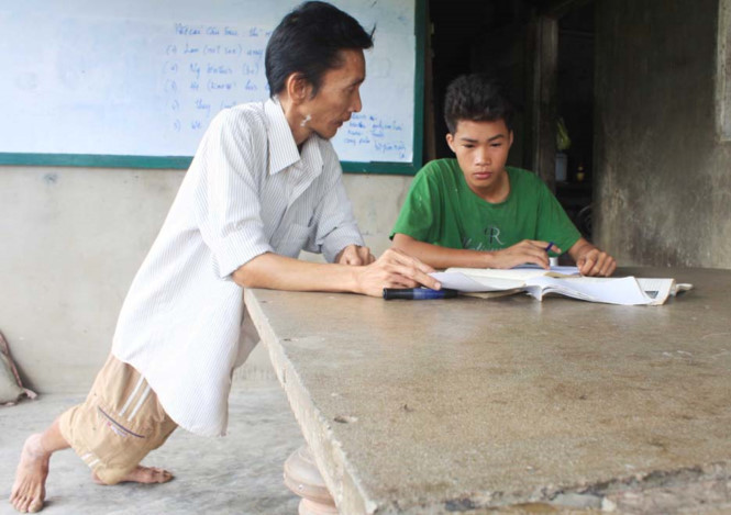 Cả người đơ cứng, ông Hưng chỉ có thể đứng để giảng bài Cả người đơ cứng, ông Hưng chỉ có thể đứng để giảng bài