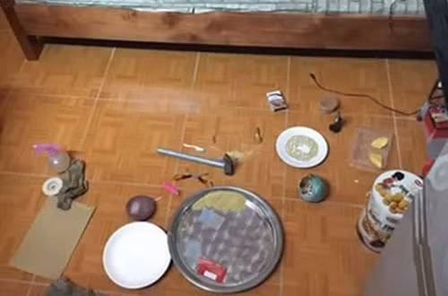 Cảnh sát thu giữ tang vật. Cảnh sát thu giữ tang vật. Ảnh: Đ.T.