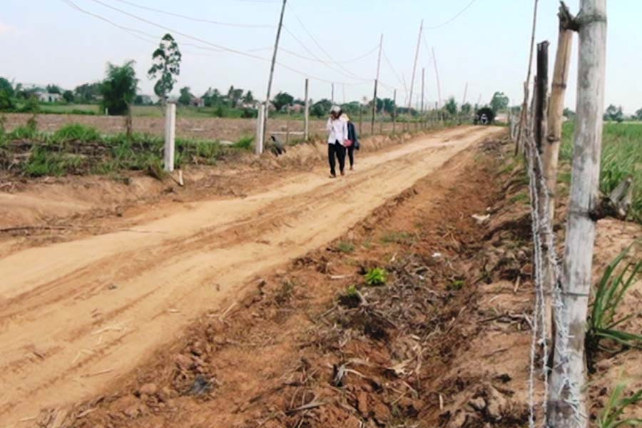  Sự chung tay đóng góp của bà con trong thôn Tân Hội đã giúp các tuyến đường giao thông nông thôn được mở rộng, cứng hóa. Ảnh: H.T