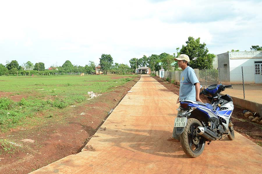 Xung quanh sân bóng của làng Groi 2 cũng được dân làng trải bê tông sạch sẽ. Ảnh: P.L Xung quanh sân bóng của làng Groi 2 cũng được dân làng trải bê tông sạch sẽ. Ảnh: P.L
