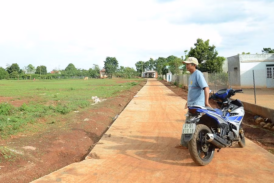 Xung quanh sân bóng của làng Groi 2 cũng được dân làng trải bê tông sạch sẽ. Ảnh: P.L Xung quanh sân bóng của làng Groi 2 cũng được dân làng trải bê tông sạch sẽ. Ảnh: P.L