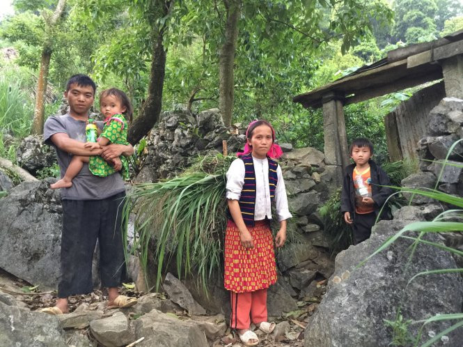 Dà Mí Mua 26 tuổi đã có ba con, con lớn 10 tuổi đang đi học trường nội trú Pải Lủng, Mèo Vạc. Trong ảnh là vợ chồng anh Mua và hai con nhỏ.