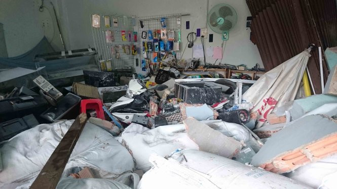 Xe máy và nhiều thiết bị di động trong cửa hàng của anh Hà bị vùi lấp, hư hỏng