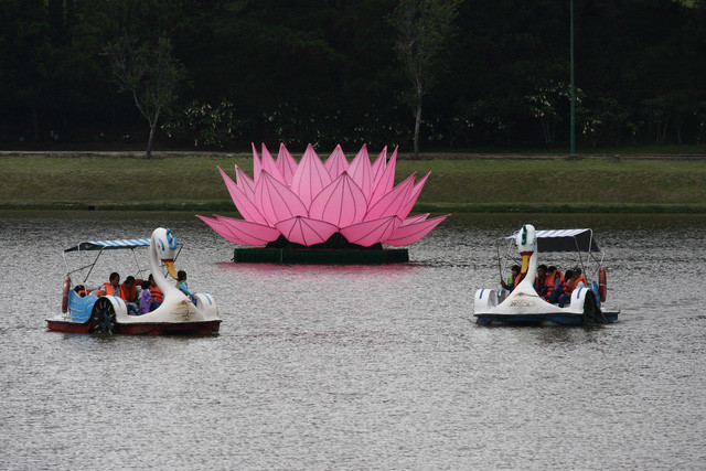 Mỗi đài sen có 27 cánh (mỗi cánh dài 2,5 mét), cao 3,7 m với đường kính 7,5 m, nặng khoảng 500 kg