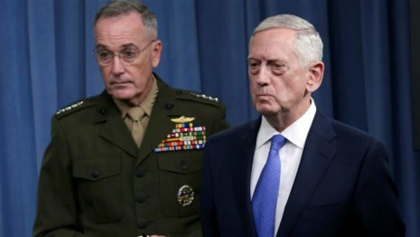 Tướng James Mattis (trái) và Chủ tịch Chủ tịch Hội đồng Tham mưu trưởng Liên quân Mỹ tướng Joseph Dunford. Ảnh: Reuters