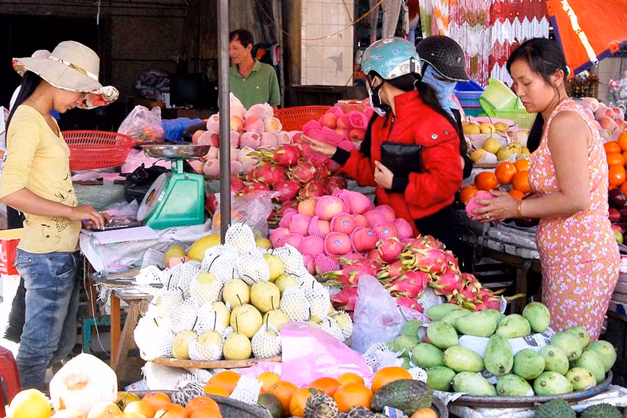Có nhiều loại trái cây bị tẩm thuốc kích thích được bày bán trên thị trường. Ảnh: B.N