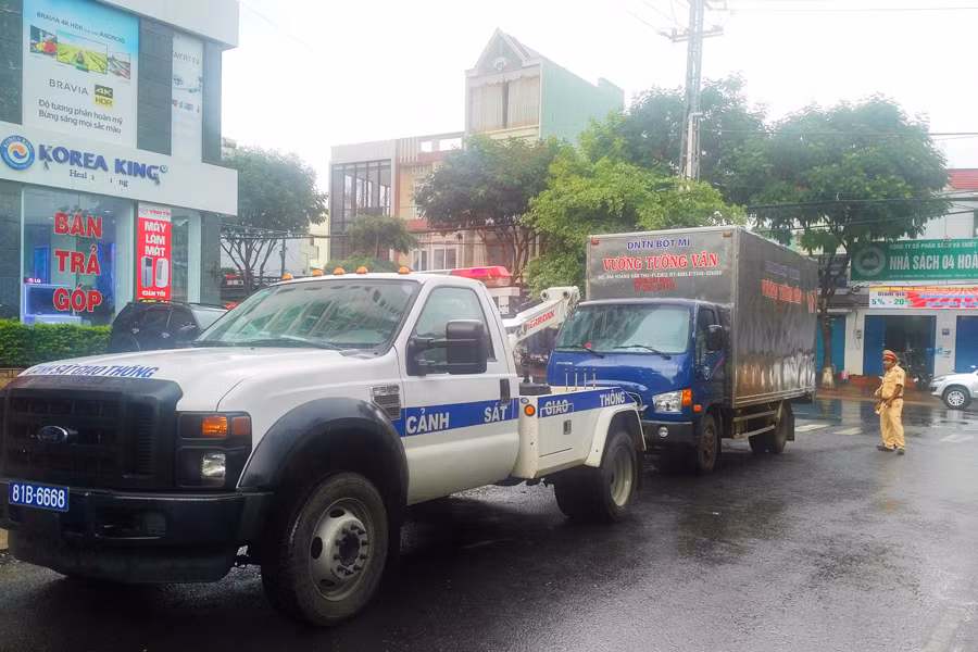 Đội cảnh sát giao thông CA TP.Pleiku xử lý trường hợp vi phạm