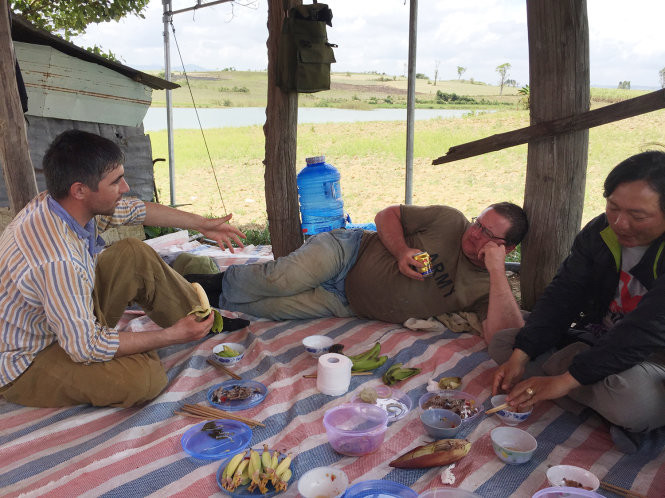 Hai chuyên gia Andrey (trái) và Kondyba (giữa) ăn uống và nghỉ trưa trong cái… chuồng bò cũ gần hiện trường khảo cổ Hai chuyên gia Andrey (trái) và Kondyba (giữa) ăn uống và nghỉ trưa trong cái… chuồng bò cũ gần hiện trường khảo cổ
