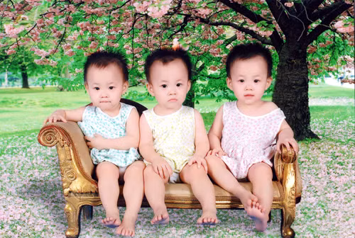 Ngày nhỏ các cô giáo phải viết tên các bé vào tay để tiện cho ăn, uống, ngủ nghỉ.