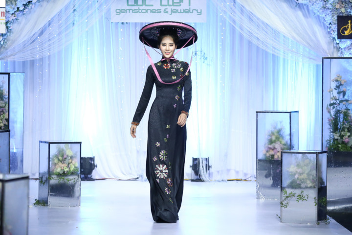 Mặc dù không phải là người mẫu chuyên nghiệp nhưng Nam Em thường xuyên được mời vào vị trí vedette của nhiều show thời trang lớn. 6