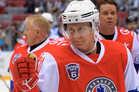 Thêm phần kịch tính, ông Putin nói vụ sa thải ông Comey không liên quan tới nước Nga và cũng không ảnh hưởng gì đến quan hệ Nga - Mỹ. Ông đưa ra câu trả lời trong một cuộc phỏng vấn kỳ lạ khi chuẩn bị tham gia một trận khúc côn cầu tại TP Sochi hôm 10-5. Ảnh: Reuters