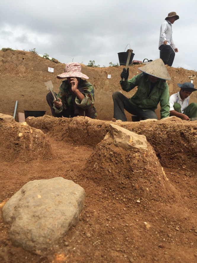 Những người nông dân xã Xuân An, thị xã An Khê, Gia Lai, tham gia khai quật khảo cổ học Những người nông dân xã Xuân An, thị xã An Khê, Gia Lai, tham gia khai quật khảo cổ học