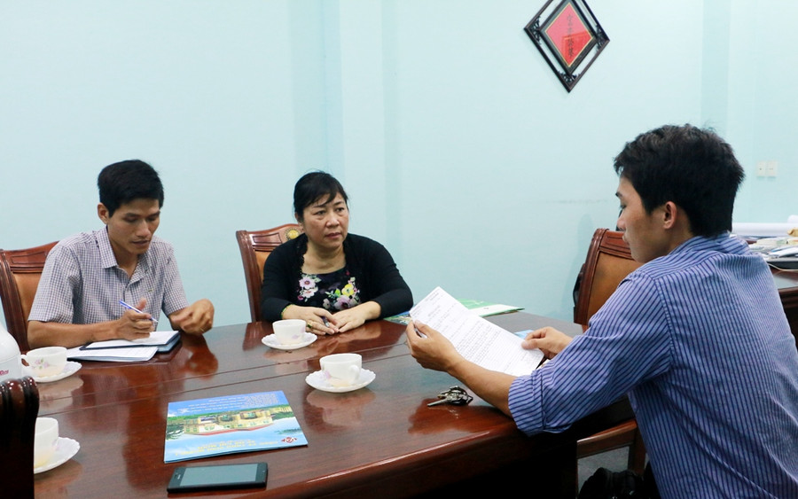 PV làm việc với bà Nga và ông Sanh tại Trụ sở của Công ty Vinh Quang I. Ảnh: Q.T