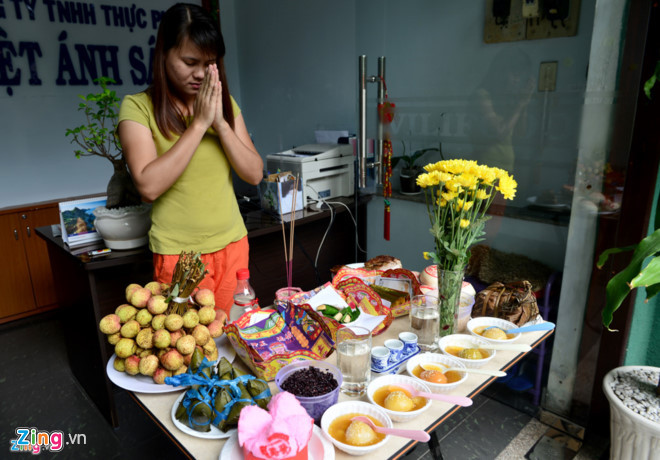Người dân làm lễ cúng gia tiên trong Tết Đoan ngọ.