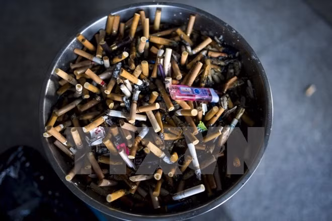 Tàn thuốc lá tại một ga tàu.