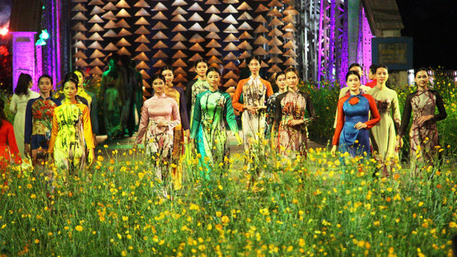 Bộ sưu tập áo dài của nhà thiết kế Vũ Trần Đức Hải trên tranh của họa sĩ Đặng Mậu Triết